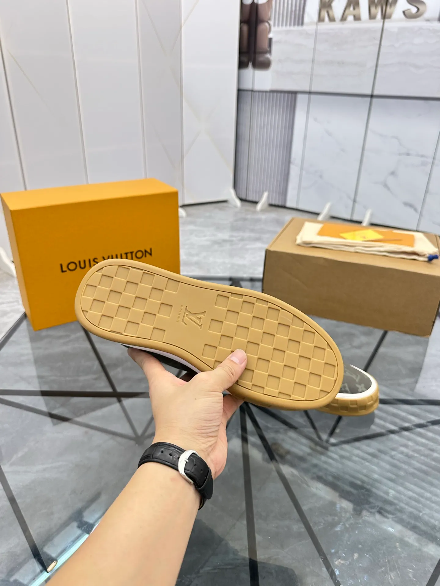 Men's shoes for sale 💰: 💰P660¥ Top quality Comes with airplane case Product trademark: LV* "Louis Vuitton*" low-top casual shoes Regular size: 35-44 (can be customized to 45) Couple style Product materials: imported nubuck leather upper, sheepskin lining, original outsole. Number: 819